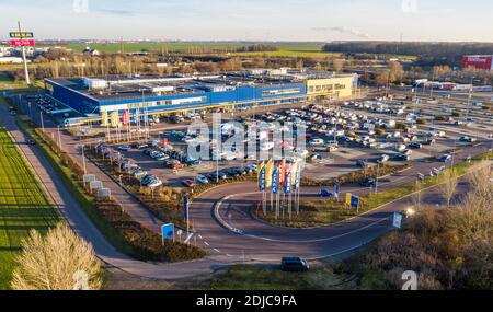 14 dicembre 2020, Sassonia-Anhalt, Günthersdorf: Il parcheggio non eccessivamente affollato di Ikea. Due giorni prima del resto della Repubblica federale, la Sassonia si trova in un duro blocco lo stesso giorno. La vita pubblica rimane chiusa fino al 10 gennaio 2021. Oltre alla maggior parte dei negozi, i centri di assistenza diurna, le scuole e i centri di assistenza post-scolastica sono chiusi. Il confine di Stato tra Sassonia e Anhalt dista solo pochi chilometri da Lipsia. Ci sono timori che i Sassoni si recheranno sempre più nel paese vicino per fare acquisti. (Vista aerea con drone) Foto: Jan Woitas/dpa-Zentralbild/dpa Foto Stock