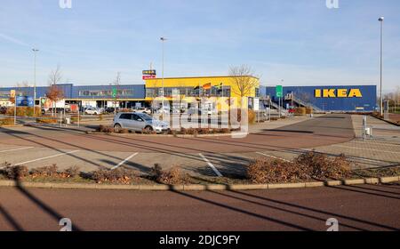 14 dicembre 2020, Sassonia-Anhalt, Günthersdorf: Solo pochi parcheggi nel parcheggio di Ikea. Due giorni prima del resto della Repubblica federale, la Sassonia si trova in un duro blocco lo stesso giorno. La vita pubblica rimane chiusa fino al 10 gennaio 2021. Oltre alla maggior parte dei negozi, i centri di assistenza diurna, le scuole e i centri di assistenza post-scolastica sono chiusi. Il confine di Stato tra Sassonia e Anhalt dista solo pochi chilometri da Lipsia. Ci sono timori che i Sassoni si recheranno sempre più nel paese vicino per fare acquisti. Foto: Jan Woitas/dpa-Zentralbild/dpa Foto Stock