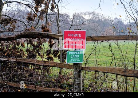 Due cartelli su una recinzione di campagna che informa il pubblico "Private Land Property and No Trespassing" Byfleet Surrey England UK Foto Stock