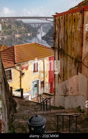 Vista da 'Escadas dos Guindais' - gradini ripidi in un quartiere tradizionale - Porto, Portogallo Foto Stock