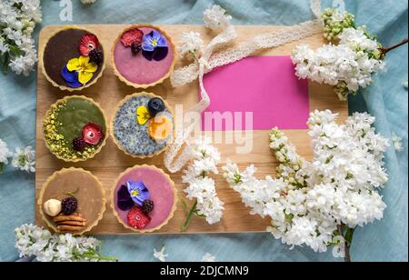 Vista dall'alto della selezione di dolci colorati e deliziosi in scatola sul tavolo. Spazio di copia. Foto Stock