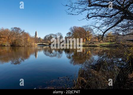 Riflessioni sul lago Still con l'iconico Bow Bridge, Central Park, New York, USA Foto Stock