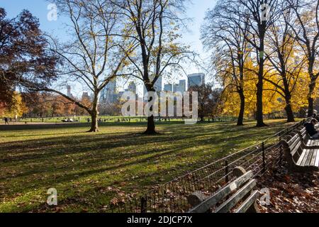 La Sheep Meadow è una zona tranquilla nel centro di Park, New York, Stati Uniti d'America Foto Stock