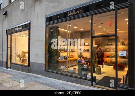 Negozi di Mulberry e Costa Cote a nei Rockefeller Center Channel Gardens, New York Foto Stock