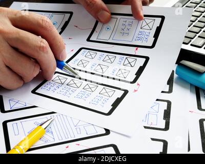UX designer lavora con schizzi di app mobile e sito web. Foto Stock