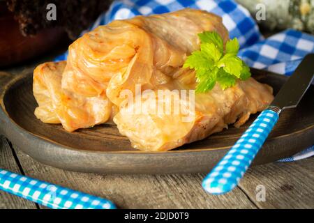 Deliziose foglie di cavolo farcite fatte in casa. Piatto tradizionale bielorusso Foto Stock