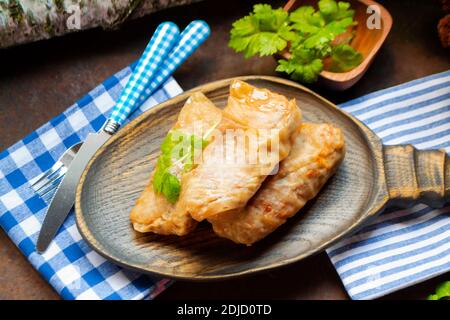 cavolo fritto ripieno di carne su un tavolo rustico Foto Stock