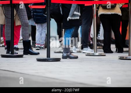 Duesseldorf, Germania. 14 dicembre 2020. La gente aspetta in un'area separata di fronte a un negozio nella zona pedonale. Credit: Rolf Vennenbernd/dpa/Alamy Live News Foto Stock