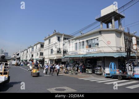 Il mercato esterno di Tsukiji fa parte del famoso mercato di Tsukiji. Qui i turisti possono gustare tutti i tipi di cibo tradizionale giapponese. Foto Stock