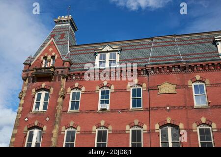 Una vista dello storico, punto di riferimento, grande, mattoni rossi, mansarda tetto Masonic tempio ufficio edificio a Main e High Street. A Belfast, Maine. Foto Stock