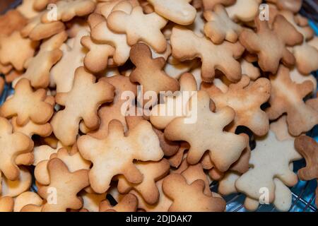 La cottura di dolci tradizionali per natale Foto Stock