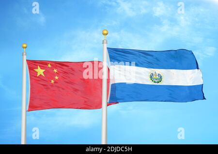 Cina e El Salvador due bandiere su flagpoli e blu cielo nuvoloso Foto Stock