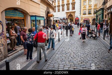 Turismo della Città Vecchia di Praga. Le vivaci strade acciottolate della capitale della Repubblica Ceca, piene di turisti e negozi di souvenir. Foto Stock