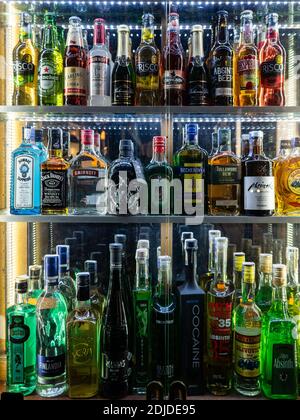 Bottiglie di liquore in esposizione. Una vetrina di un negozio di assenzio nel centro di Praga con alcune insolite bevande alcoliche disponibili. Foto Stock