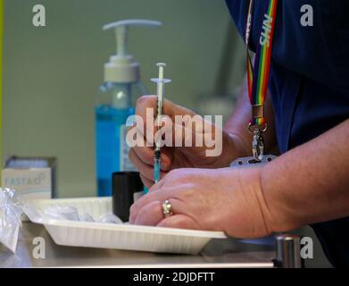 Iniezioni del vaccino Pfizer/BioNtech covid-19 presso la clinica condotta dal GP a Chalfont St Peter, Buckinghamshire, mentre centinaia di centri di vaccinazione Covid-19 gestiti da medici locali iniziano ad aprirsi in tutta l'Inghilterra. Foto Stock