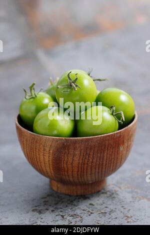 Solanum lycopersicum. Pomodori verdi in una ciotola. REGNO UNITO Foto Stock