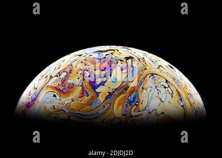 Isolare. Motivi luminosi e belli sulla superficie della bolla del sapone. Primo piano. Imitazione di pianeti fantastici. Foto Stock