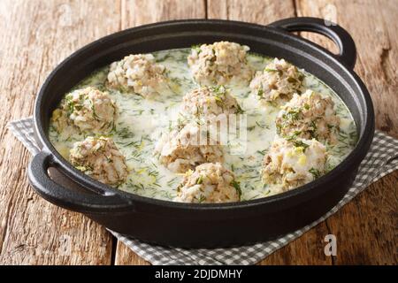 Yuvarlakia o zuppa greca di meatball è un piatto saporito di polpette meravigliosamente condite con salsa da vicino in un piatto sul tavolo. Orizzontale Foto Stock