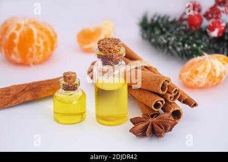 Olio essenziale di Natale in un piccolo vasetto. Natura fuoco selettiva Foto Stock