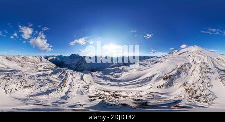 Visualizzazione panoramica a 360 gradi di Vista aerea panoramica a 360 gradi della stazione MIR del Monte Elbrus stagione invernale