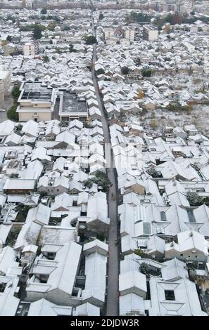 Yangzhou. 14 dicembre 2020. La foto aerea del 14 dicembre 2020 mostra lo scenario innevato della via Dongguan a Yangzhou, nella provincia di Jiangsu, nella Cina orientale. Negli ultimi giorni la neve è caduta in molte parti del paese. Credit: Meng Delong/Xinhua/Alamy Live News Foto Stock