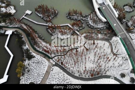 Yangzhou. 14 dicembre 2020. La foto aerea del 14 dicembre 2020 mostra lo scenario della neve di un parco ecologico e culturale nella zona di Sanwan a Yangzhou, nella provincia di Jiangsu, nella Cina orientale. Negli ultimi giorni la neve è caduta in molte parti del paese. Credit: Meng Delong/Xinhua/Alamy Live News Foto Stock