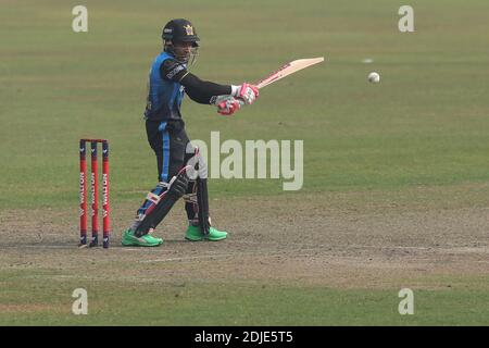 Mushfiqur Rahim, giocatore di cricket Beximco Dhaka in azione durante la Bangabandhu T20 Cup 2020 tra Fortune Barishal e Beximco Dhaka allo Sher e Bangla National Cricket Stadium. Beximco Dhaka ha vinto con 9 manches. Foto Stock