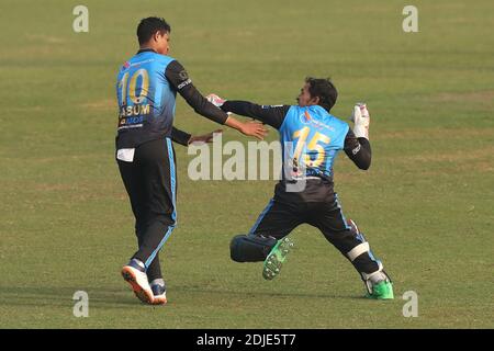 Mushfiqur Rahim, giocatore di cricket di Beximco Dhaka, minaccia di lanciare la palla a Nasum Ahmed durante la Bangabandhu T20 Cup 2020 tra Fortune Barishal e Beximco Dhaka allo Sher e Bangla National Cricket Stadium. Beximco Dhaka ha vinto con 9 manches. Foto Stock