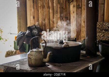 Bellissimo bollitore d'acciaio su stufa a legna in campagna Foto Stock