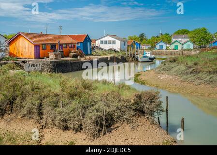 Capanne di allevamento di ostriche sul molo del porto a Oléron Island, Charente Maritime, Francia Foto Stock
