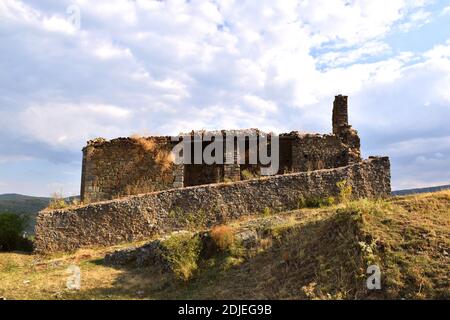 Vista laterale delle rovine della chiesa parrocchiale del XVI secolo di San Juan Bautista, Larriba, la Rioja. Foto Stock