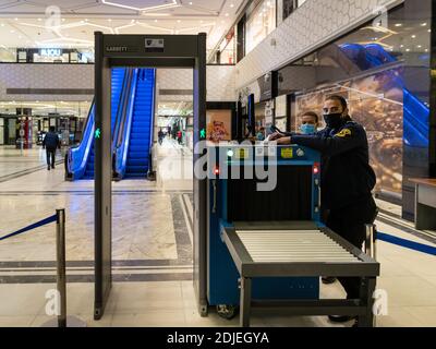 Hurghada, Mar Rosso, Egitto, dic.2020. Centro commerciale. Il servizio di sicurezza controlla i visitatori e i loro bagagli, nonché la presenza di maschere Foto Stock