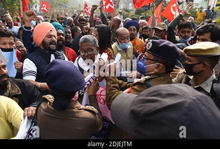 Guwahati, Assam, India. 14 dicembre 2020. I membri di diverse organizzazioni di agricoltori insieme con l'organizzazione di sinistra che è fermata dal personale di sicurezza mentre cercano di intraprendere una manifestazione di protesta contro le leggi dei nuovi agricoltori a Guwahati Assam India Lunedi 14 dicembre 2020. Gli agricoltori in diverse parti dell'India stanno protestando contro il governo indiano nuova agricoltura leggi e richiesta di abrogare le leggi. Credit: Dasarath Deka/ZUMA Wire/Alamy Live News Foto Stock