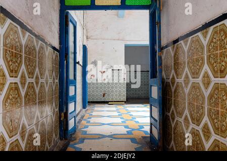 Essaouira, Morocco, Africa - 29 aprile 2019: Uscita al semaforo Foto Stock