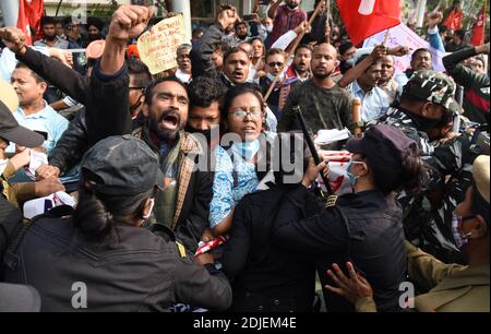 Guwahati, Assam, India. 14 dicembre 2020. I membri di diverse organizzazioni di agricoltori insieme con l'organizzazione di sinistra che è fermata dal personale di sicurezza mentre cercano di intraprendere una manifestazione di protesta contro le leggi dei nuovi agricoltori a Guwahati Assam India Lunedi 14 dicembre 2020. Gli agricoltori in diverse parti dell'India stanno protestando contro il governo indiano nuova agricoltura leggi e richiesta di abrogare le leggi. Credit: Dasarath Deka/ZUMA Wire/Alamy Live News Foto Stock