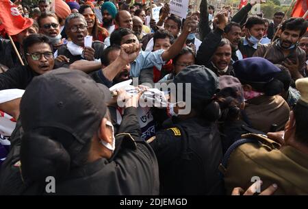 Guwahati, Assam, India. 14 dicembre 2020. I membri di diverse organizzazioni di agricoltori insieme con l'organizzazione di sinistra che è fermata dal personale di sicurezza mentre cercano di intraprendere una manifestazione di protesta contro le leggi dei nuovi agricoltori a Guwahati Assam India Lunedi 14 dicembre 2020. Gli agricoltori in diverse parti dell'India stanno protestando contro il governo indiano nuova agricoltura leggi e richiesta di abrogare le leggi. Credit: Dasarath Deka/ZUMA Wire/Alamy Live News Foto Stock