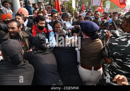 Guwahati, Assam, India. 14 dicembre 2020. I membri di diverse organizzazioni di agricoltori insieme con l'organizzazione di sinistra che è fermata dal personale di sicurezza mentre cercano di intraprendere una manifestazione di protesta contro le leggi dei nuovi agricoltori a Guwahati Assam India Lunedi 14 dicembre 2020. Gli agricoltori in diverse parti dell'India stanno protestando contro il governo indiano nuova agricoltura leggi e richiesta di abrogare le leggi. Credit: Dasarath Deka/ZUMA Wire/Alamy Live News Foto Stock