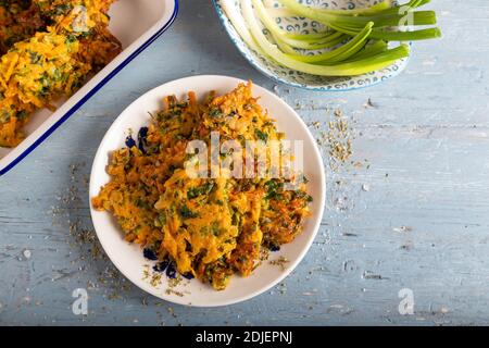 Tortino vegetale con zucca, cipolla e aneto. Frittelle di zucca. Foto Stock