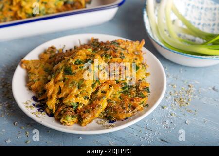 Tortino vegetale con zucca, cipolla e aneto. Frittelle di zucca. Foto Stock