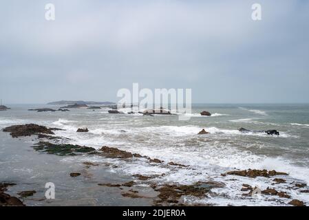 Essaouira, Morocco, Africa - 29 aprile 2019: Vista sulle rocce e sul mare Foto Stock