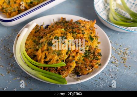 Tortino vegetale con zucca, cipolla e aneto. Frittelle di zucca. Foto Stock