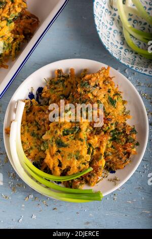 Tortino vegetale con zucca, cipolla e aneto. Frittelle di zucca. Foto Stock