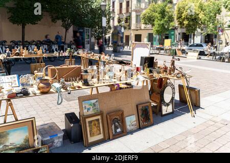 Vecchio mercato delle pulci spagnolo su una piazza con alberi verdi il giorno d'estate Foto Stock