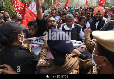 Guwahati, Assam, India. 14 dicembre 2020. I membri di diverse organizzazioni di agricoltori insieme con l'organizzazione di sinistra che è fermata dal personale di sicurezza mentre cercano di intraprendere una manifestazione di protesta contro le leggi dei nuovi agricoltori a Guwahati Assam India Lunedi 14 dicembre 2020. Gli agricoltori in diverse parti dell'India stanno protestando contro il governo indiano nuova agricoltura leggi e richiesta di abrogare le leggi. Credit: Dasarath Deka/ZUMA Wire/Alamy Live News Foto Stock