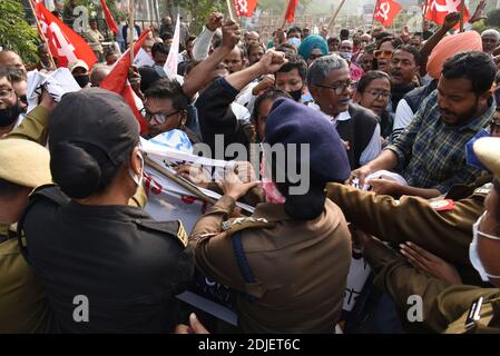 Guwahati, Assam, India. 14 dicembre 2020. I membri di diverse organizzazioni di agricoltori insieme con l'organizzazione di sinistra che è fermata dal personale di sicurezza mentre cercano di intraprendere una manifestazione di protesta contro le leggi dei nuovi agricoltori a Guwahati Assam India Lunedi 14 dicembre 2020. Gli agricoltori in diverse parti dell'India stanno protestando contro il governo indiano nuova agricoltura leggi e richiesta di abrogare le leggi. Credit: Dasarath Deka/ZUMA Wire/Alamy Live News Foto Stock