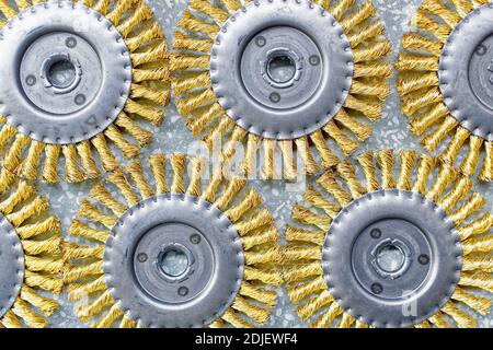 Spazzola a disco. Spazzola rotonda con pelo o setole metalliche per la lavorazione dei materiali. Foto Stock