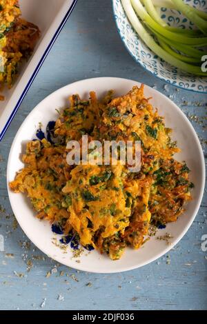 Tortino vegetale con zucca, cipolla e aneto. Frittelle di zucca. Foto Stock