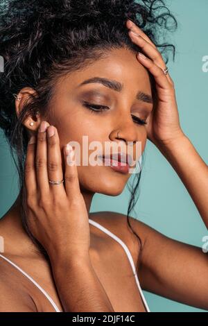 Foto di scorta di bella e giovane donna con trucco glamour in posa in studio. Foto Stock