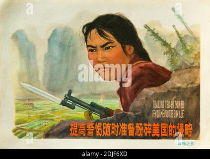 Un vero poster di propaganda durante la rivoluzione culturale in Cina. I personaggi cinesi leggono: Aumentare la vigilanza e essere pronti a schiacciare l'aggre americano Foto Stock