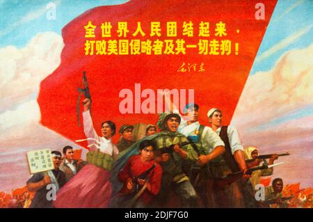 Un vero poster di propaganda durante la rivoluzione culturale in Cina. Foto Stock